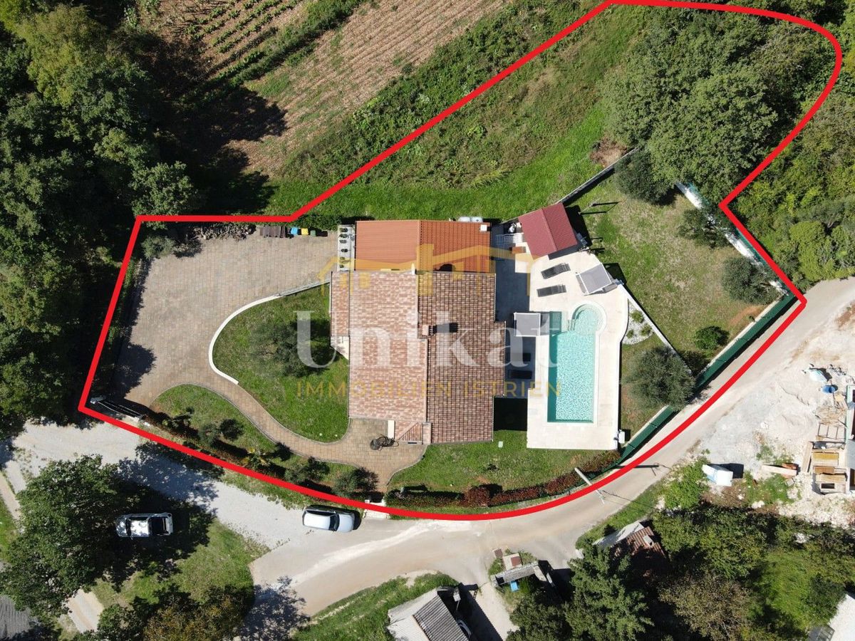 Villetta indipendente - piscina, garage e grande giardino